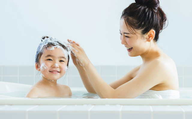 子供の頭を洗う親子
